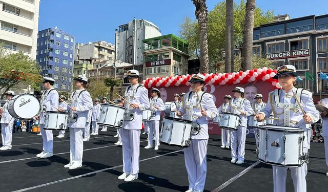 Bandırma’da 23 Nisan Coşkusu Cumhuriyet Meydanı’nı Şenlendirdi