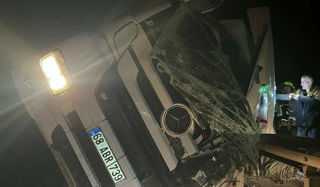 Balıkesir Susurluk'ta Feci Kaza: Tır Devrildi, Sürücü Hayatını Kaybetti