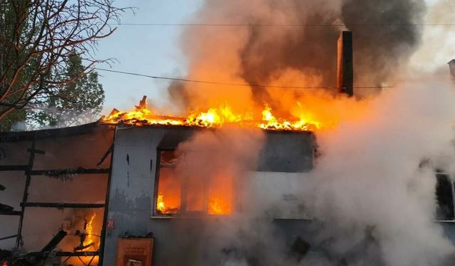 Dursunbey’de Korkutan Yangın! Keresteciler Sitesi Alevlere Teslim Oldu