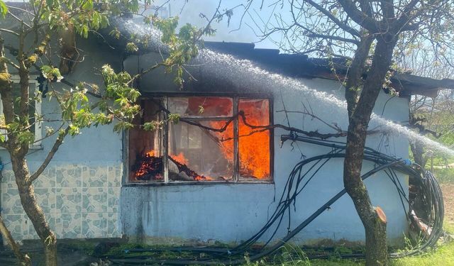 Sındırgı'da Korkutan Yangın: Bir Ev Kül Oldu, Ekipler Müdahale Etti
