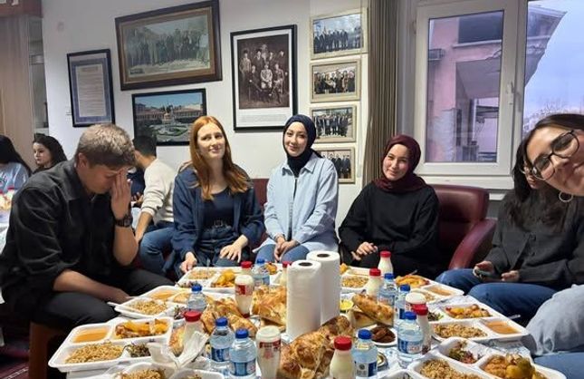 Ankara’da Balıkesirli Öğrencilere "İmece Usulü" İftar Sofrası