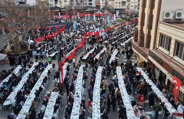Zağnos Paşa Meydanı’nda tarihi iftar: 30 bin kişi aynı sofrada