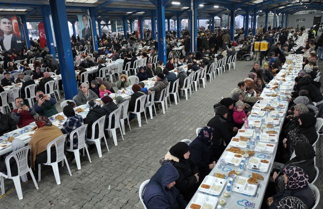 Büyükşehir'in iftar sofrası bu kez Altıeylül'de kuruldu