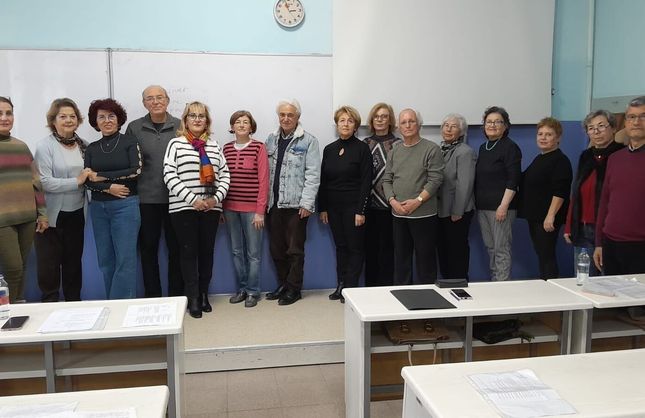 EMEKLİLER SAHNEDE HARİKALAR YARATTI.. BALIKESİR'DE TİYATRODA BİR İLK