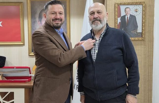 AK PARTİ'DE SİYASETE BAŞLADI, DÖNDÜ DOLAŞTI, YENİDEN AK PARTİ ROZETİ TAKTI