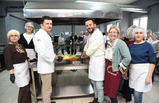 GASTRONOMİ AKADEMİSİ'NDE ÇİĞKÖFTE YOĞURDULAR