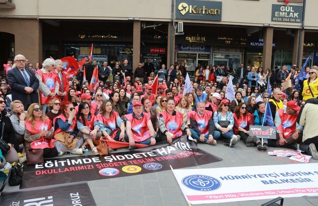 BALIKESİR'DE EĞİTİM SENDİKALARI AYAKTA: GÜVENLİ OKUL İSTİYORUZ
