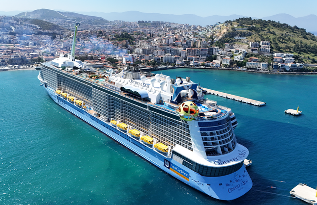 ÜÇ KRUVAZİYER, BİNLERCE TURİST: EGE LİMANLARINDA YOĞUNLUK