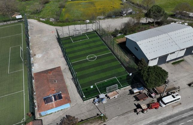 BALIKESİR'DE MAHALLELERE SPOR YATIRIMI... HALI SAHALAR YENİLENİYOR