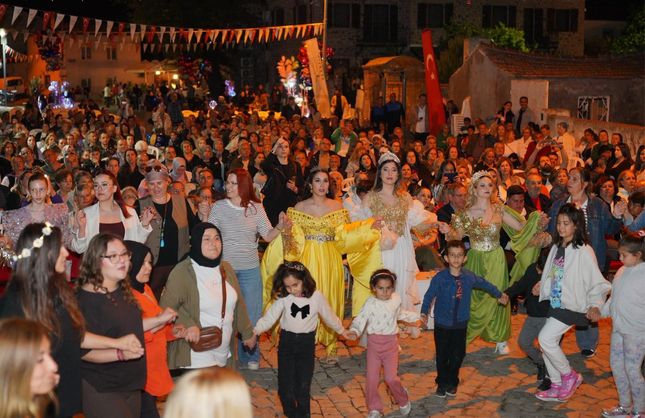 AYVALIK'IN GELENEKSEL TEFERİÇ ŞENLİKLERİ'NDE NELER OLDU?