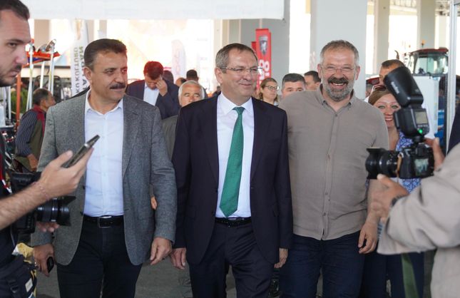 KUZEY EGE'DEN TARIM ALARMI: TRAKTÖR KULLANACAK GENÇ KALMADI!