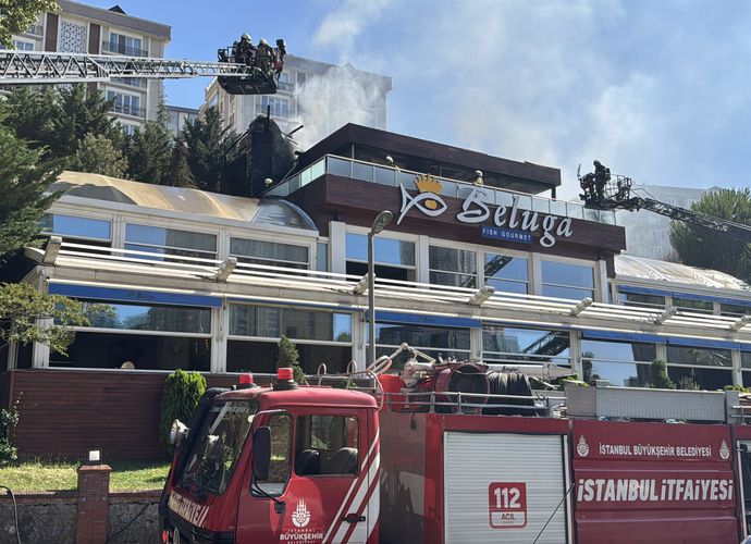 İstanbul'da Yangın Paniği! Ataşehir'de Bir Restoran Alevlere Teslim Oldu!