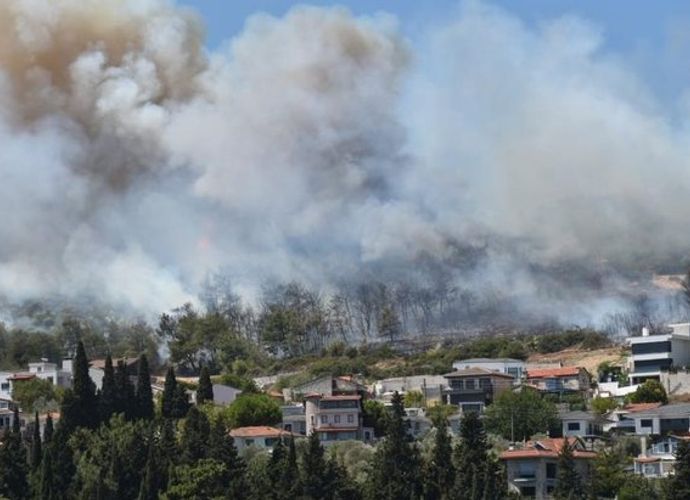 İzmir Alevlere Teslim Oldu! Urla'da Korkutan Orman Yangını!