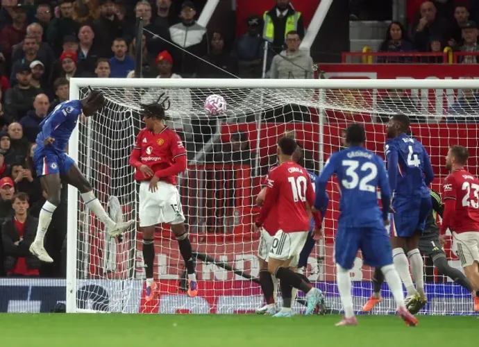Manchester United, Chelsea’yi 2-1 Mağlup Etti! Altay Bayındır Kalesinde Devleşti!