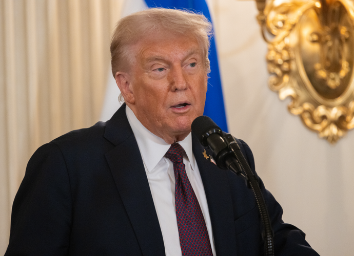 Trump'ten Çin'e Yaptırım! %100 Gümrük Vergisi ve Yazılım İhracatına Yasak!