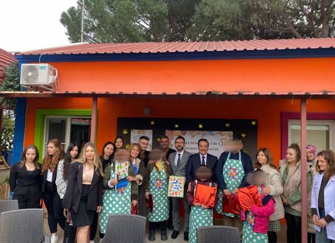BAÜN BUBFA Öğrencilerinden Özel Çocuklarla Tuval Boyama Etkinliği