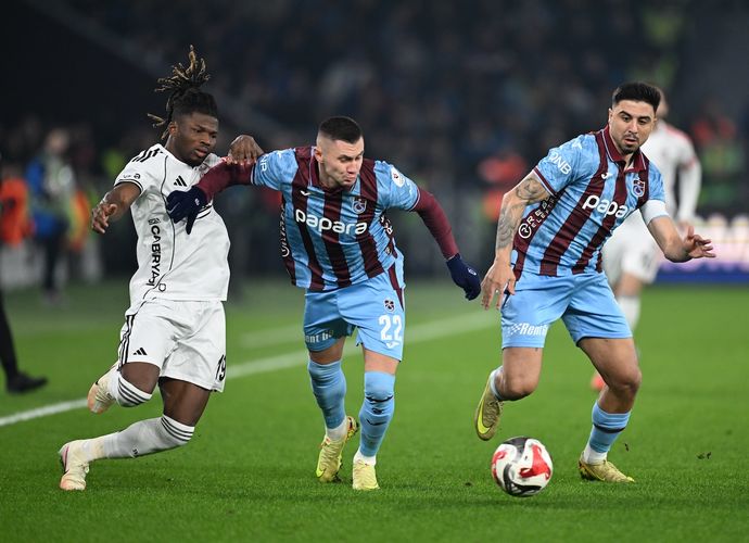 Beşiktaş Trabzon’da Şov Yaptı! İlk Yarı 3-1, Kırmızı Kart Gündem Oldu