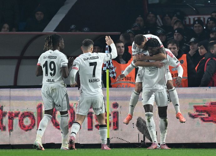 Trabzonspor - Beşiktaş Maçının İlk 45 Dakikası Fırtına Gibi Geçti! 4 Gol ve 1 Kırmızı Kart!