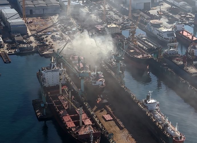 Tuzla Tersanesinde Korkutan Yangın! Alevler Geminin Katlarına Sıçradı!