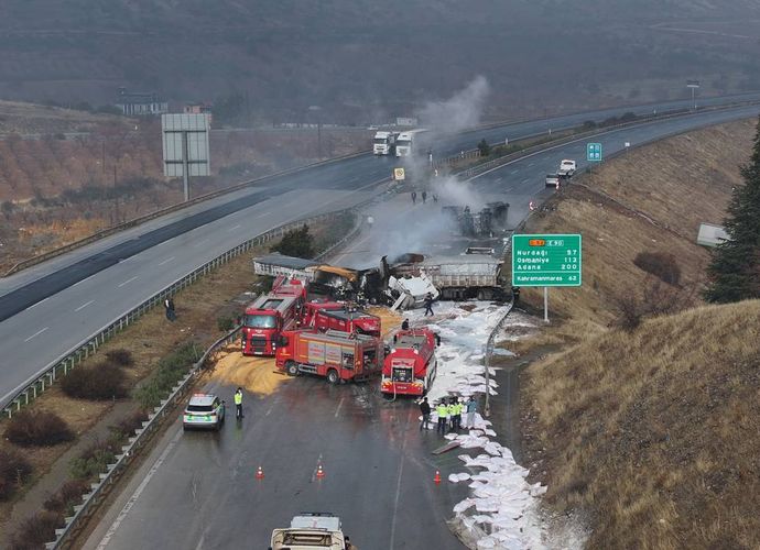 Gaziantep’te Otoyolda Zincirleme Kaza! 3 TIR Çarpıştı, Araçlar Alev Aldı