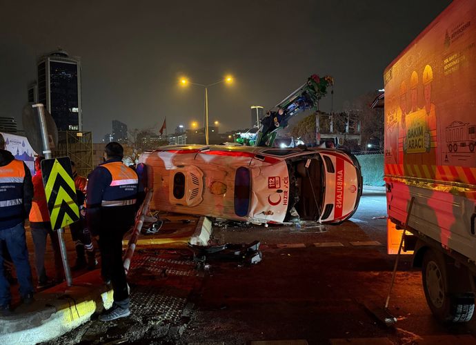 İSTANBUL'DA CAN PAZARI! Kartal'da Ambulans Takla Attı! Yaralılar Var!