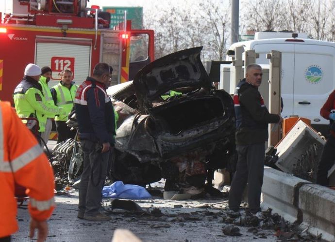 Kuzey Marmara Otoyolu'nda Otomobil Gişelere Ok Gibi Saplandı: Alev Alan Araçtan Acı Haber Geldi!