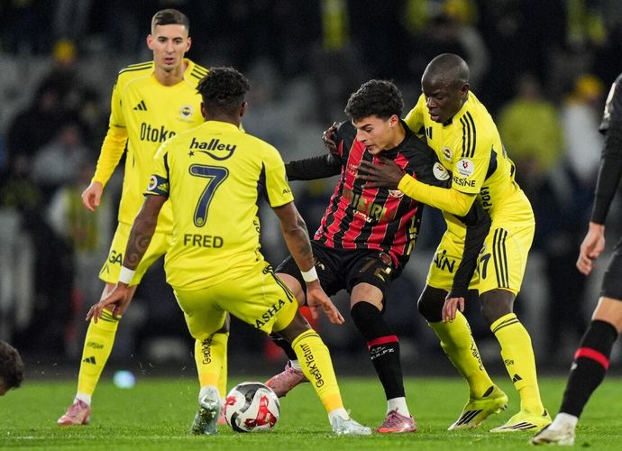 Fatih Karagümrük Fenerbahçe Karşısında İlk Yarıyı 2-0 Önde Kapattı!