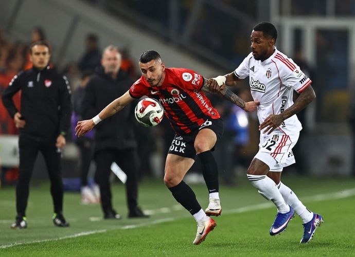 Ankara’da Gergin Gece: Eryaman’da Gol Sesi Yok, Gençlerbirliği  Beşiktaş Karşısında 10 Kişi!