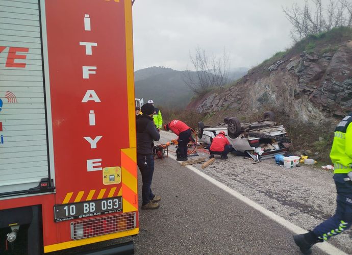 BAYRAM YOLUNDA KORKUTAN KAZA! Balıkesir-Kütahya Hattında Otomobil Devrildi: 4 Yaralı!