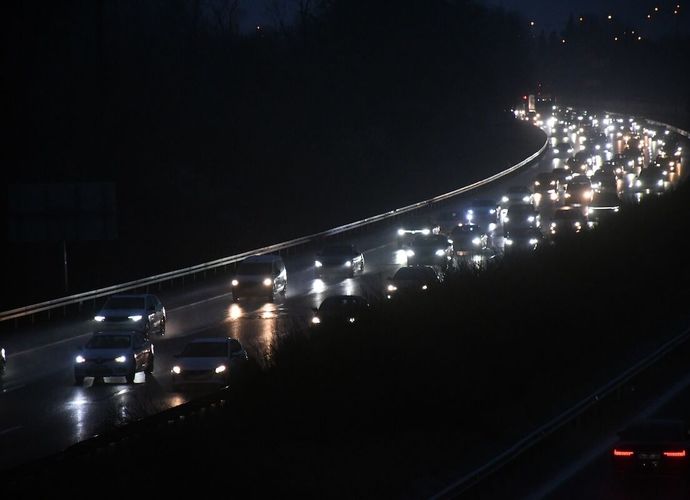 Dönüş Yolunda Büyük Yoğunluk Başladı! Anadolu Otoyolu ve Bolu Dağı Kilitlendi: Ağır Vasıtalara Geçiş Yasağı Geldi!