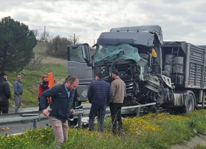 Şamlı Kavşağı’nda Can Pazarı! Tır Sürücüsü Kabinde Sıkıştı: İtfaiye Ekipleri Seferber Oldu