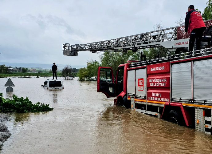 Balıkesir'de Korkutan Taşkın! Kepsut'ta Dere Suları Aracı Yuttu: Mahsur Kalan Vatandaş Son Anda Kurtarıldı
