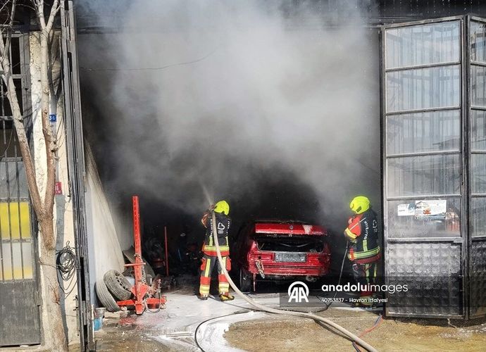 Havran Sanayi Sitesi’nde Korkutan Yangın: 2 Araç Küle Döndü, 1 Yaralı