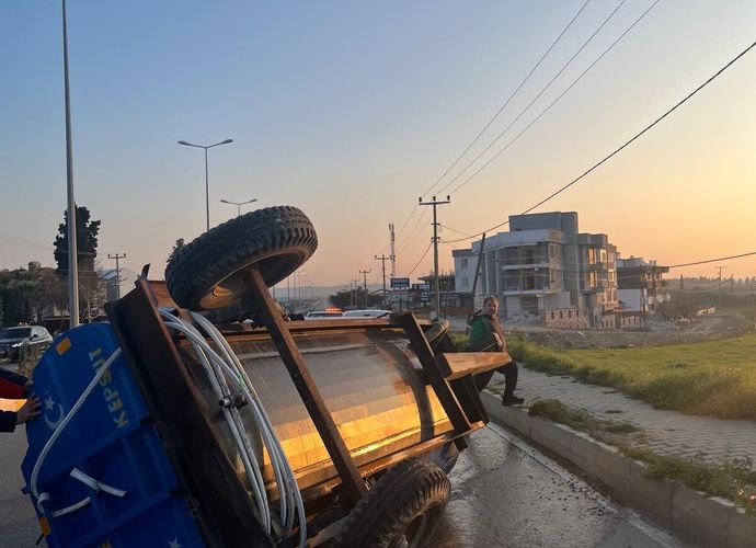 SON DAKİKA: E87 Karayolunda Dehşet Anları! Kamyon Traktörle Çarpıştı: Yaralılar Var, Yol Savaş Alanına Döndü!