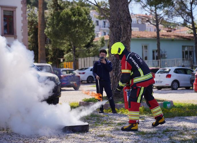 Ayvalık'ta Nefes Kesen Tatbikat! Belediye Personeli Alevlerle Mücadele Etti!