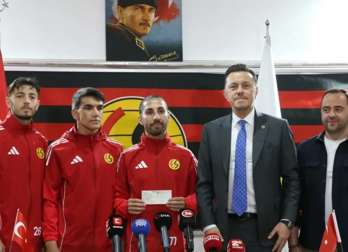 Ak Parti Milletvekili Nebi Hatipoğlu'ndan Eskişehirspor'a Can Suyu! 5 Milyon TL'lik Çek Verdi!