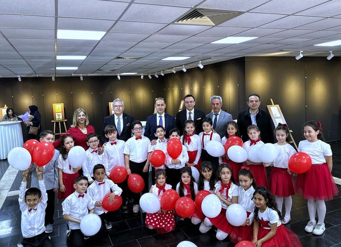 Bandırma'da Minik Ellerden Anlamlı Sergi: Çocukların Gözüyle "Değerlerimiz" Karikatürle Buluştu!