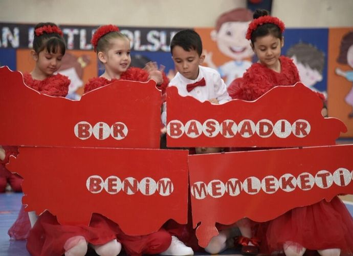 Dursunbey’de 23 Nisan Kutlamaları Kapalı Spor Salonu’nda Yapıldı