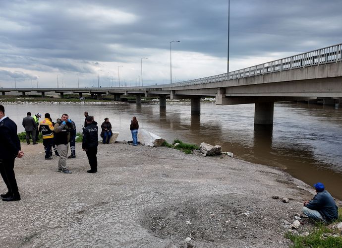 Karacabey’de İhmal Can Aldı: Dere Sularına Kapılan Kamyonet Sürücüsü Ölü Bulundu