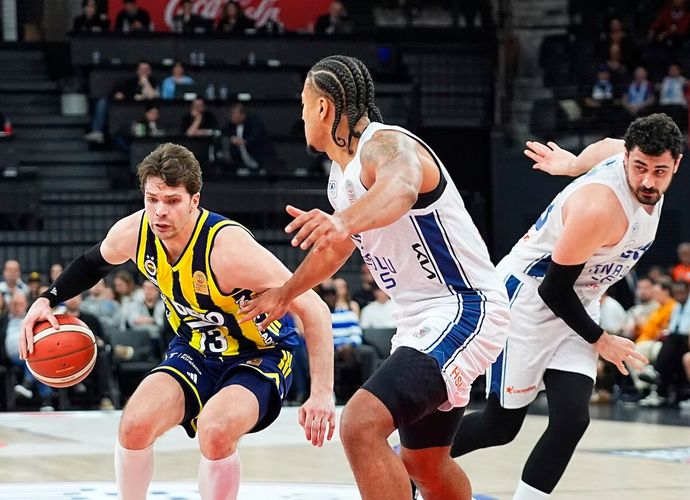 Potada Derbi Fenerbahçe'nin! Anadolu Efes'i 89-73 Mağlup Etti!