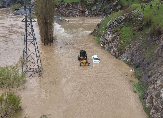 SON DAKİKA: Hakkari'de Dere Taştı, Kara Yolu Sular Altında Kaldı! Şemdinli-Derecik Yolu Kapandı!