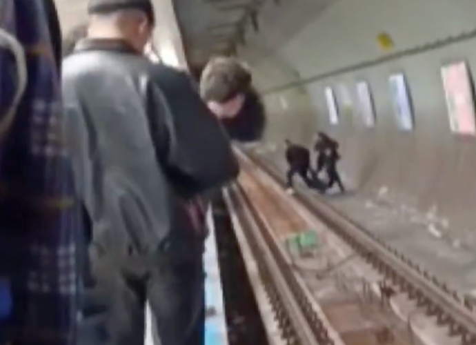 Son Dakika! Kadıköy Metrosunda İntihar Girişimi! Raylara Atlayan Genci Vatandaşlar Son Anda Kurtardı!