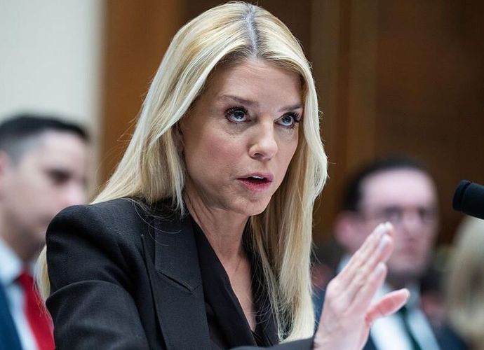 Washington Karıştı! Donald Trump, Adalet Bakanı Pam Bondi'yi Görevden Aldı! Epstein Dosyası mı Neden Oldu?