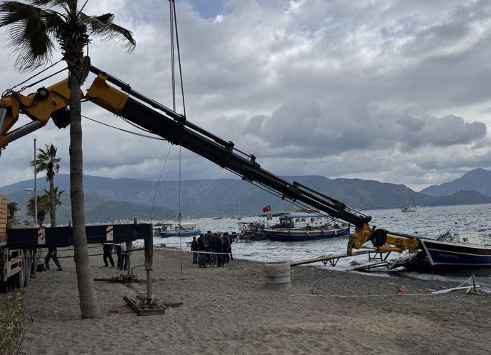 Marmaris’te Tekne Motoru Yüklenirken Facia! Vinç Kolu Altında Kalan Genç İşçi Hayatını Kaybetti
