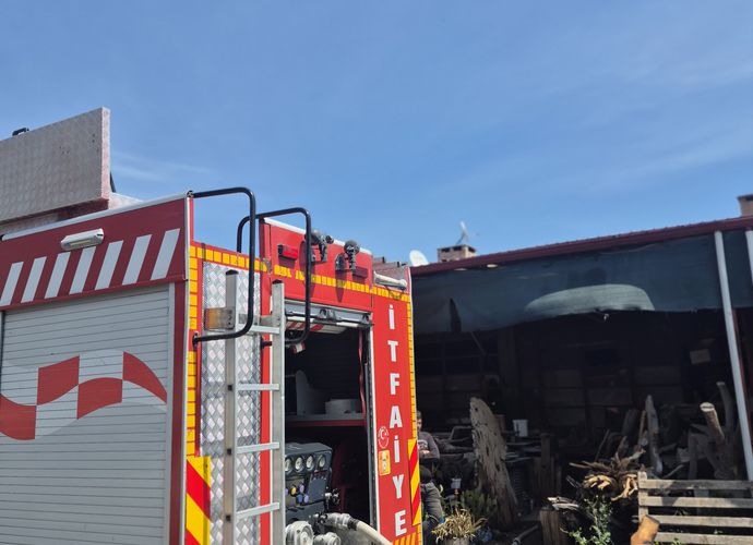 SON DAKİKA: Balıkesir Edremit'te Korkutan İşyeri Yangını! Ekipler Seferber Oldu!