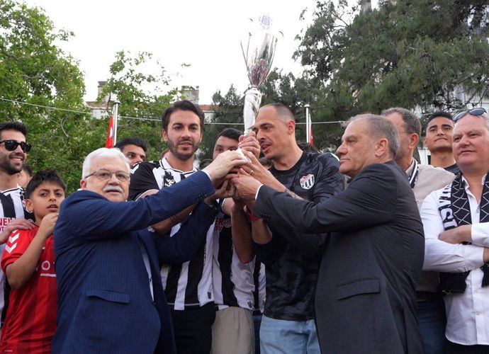 25'te 25 Yaptılar! Namağlup Şampiyon Burhaniye Belediyespor Kupasına Kavuştu