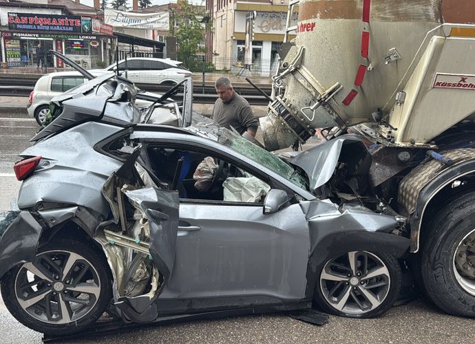 Kocaeli'de Korkutan Kaza: Tır ve Tanker Arasında Ezilen Otomobilden Sağ Çıktı