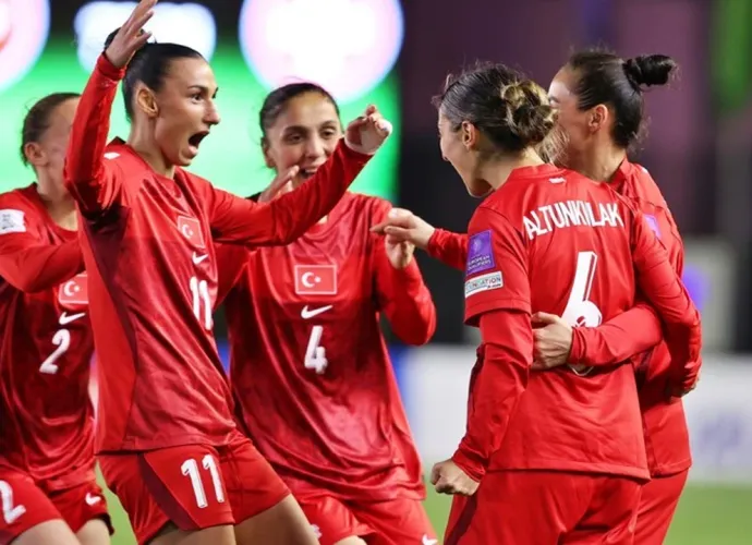 A Milli Kadın Futbol Takımımız Sahada! Türkiye - Kuzey İrlanda Maçı Nasıl İzlenir? İşte Canlı Yayın Kanalları: