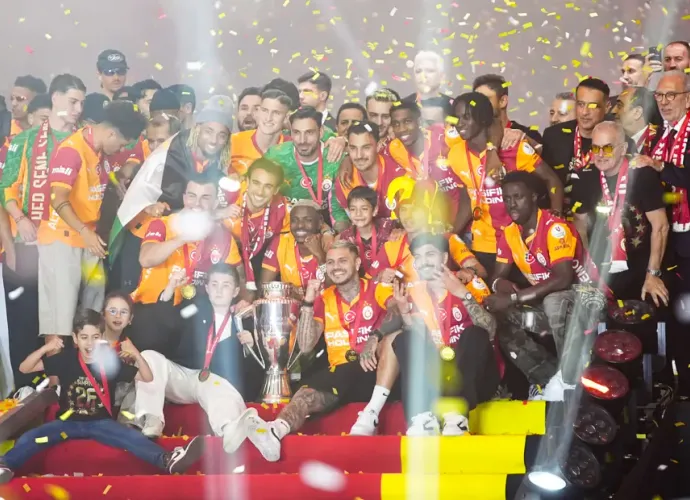 Son Dakika: Galatasaray 26. Şampiyonluk Kupasını Kaldırdı! Okan Buruk'tan 5. Yıldız Mesajı