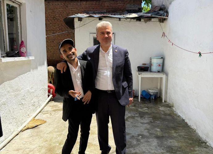 Balıkesir'de Dayanışma! Milletvekili Mustafa Canbey, Engelli Vatandaşın Bayram Sevincine Ortak Oldu!